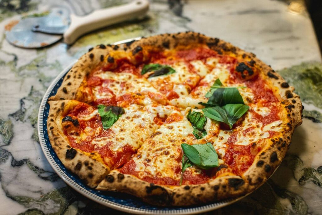Pizzeria w Augustowie – jak wybrać dobrą pizzę na miejscu i z dostawą?