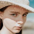 Sucha i podrażniona skóra po urlopie. Jak kosmetologia wspiera jej regenerację przed jesienią?