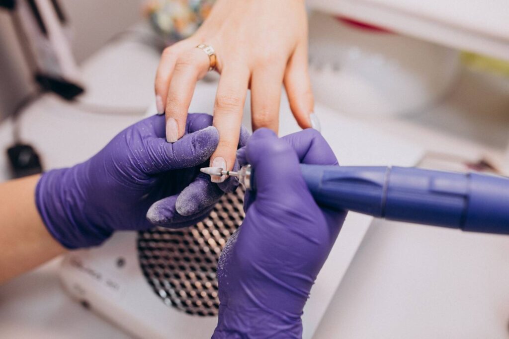 Frezarka do paznokci – jak wybrać odpowiedni model i dobrze wykorzystać ją podczas manicure