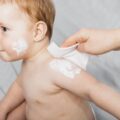 Atopowe zapalenie skóry u niemowlaka – jak rozpoznać objawy i prawidłowo pielęgnować skórę dziecka?