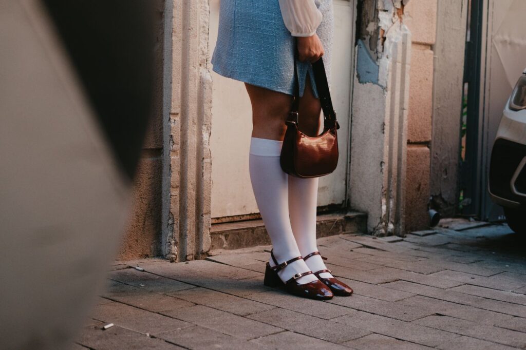 Jak dodatki wpływają na wygląd i charakter stylizacji?