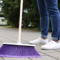 Jaką miotłę ogrodową wybrać do porządków na posesji?
