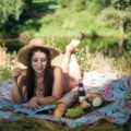 Co zabrać do jedzenia na plażę, żeby przetrwało upał i nie zaszkodziło