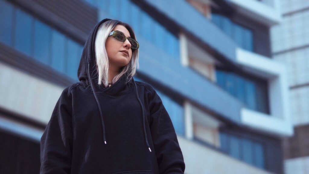 Modne bluzy damskie w codziennych stylizacjach – z czym je łączyć, by wyglądać świetnie?
