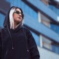 Modne bluzy damskie w codziennych stylizacjach – z czym je łączyć, by wyglądać świetnie?